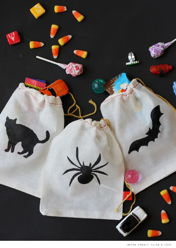 Stenciled tote bags with Halloween images